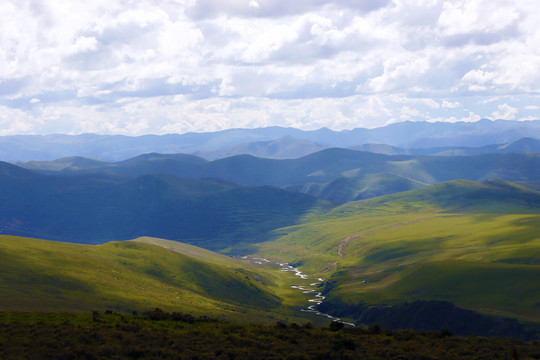 草原延绵山