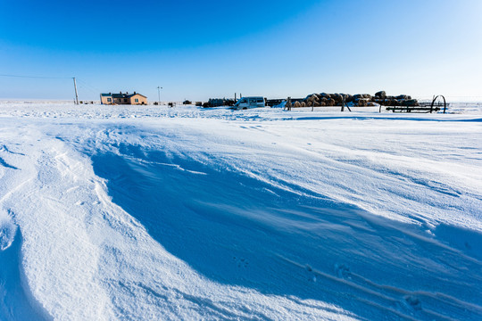 冬季积雪草原雪包