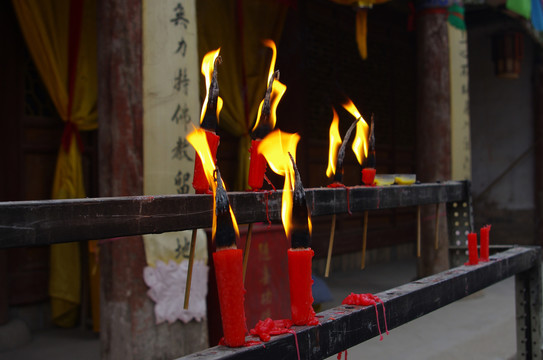 甘肃天水南郭寺古建筑点燃的蜡烛