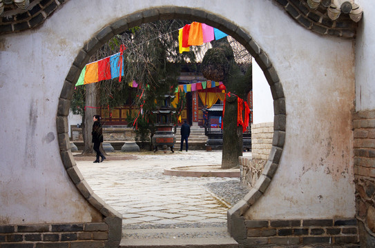 甘肃天水南郭寺古建筑月亮门