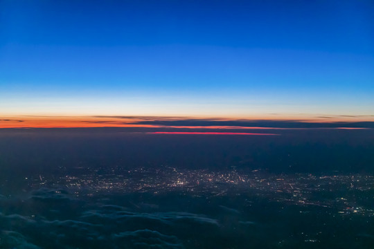 夜晚从飞机上看外面的城市