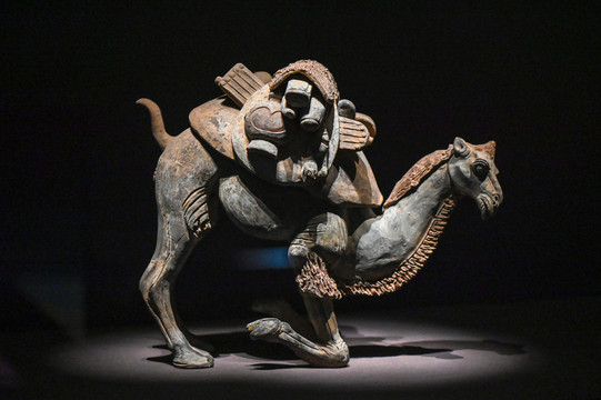 古代骆驼陶俑