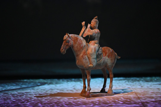 唐代彩绘陶骑马俑