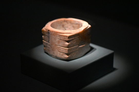 新石器时代晚期良渚文化二节玉琮
