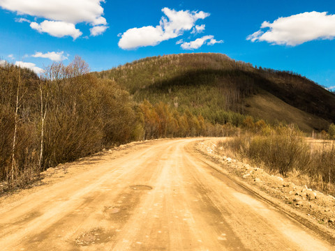 秋季森林公路砂石路