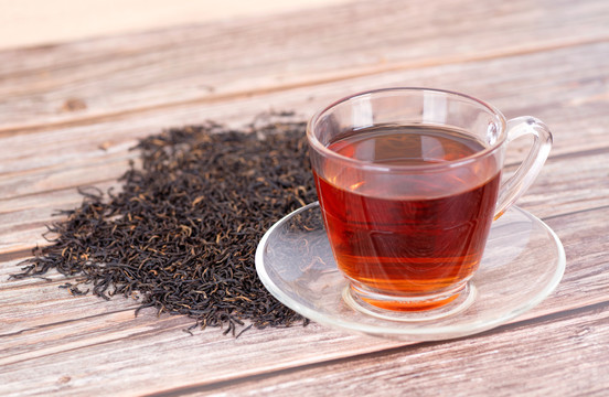 一杯红茶和散落的茶叶