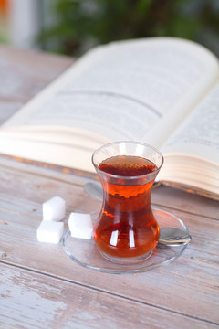 土耳其红茶和一本翻开的书