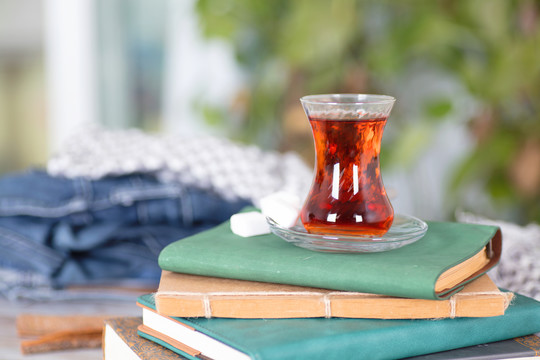 一摞书上的土耳其红茶