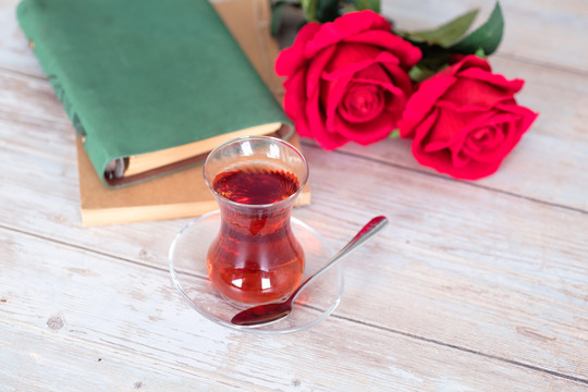 一杯土耳其红茶和红玫瑰