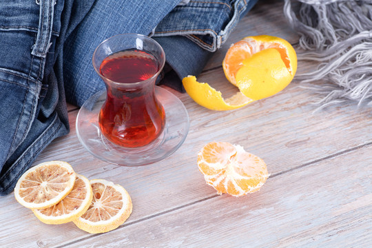 衣物旁的一杯土耳其红茶和橘子