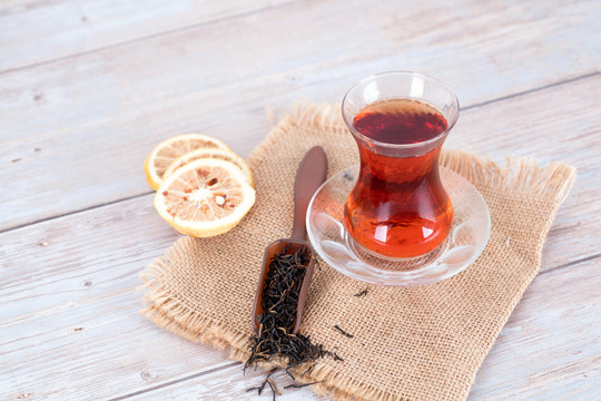 一杯土耳其红茶及茶叶和柠檬片