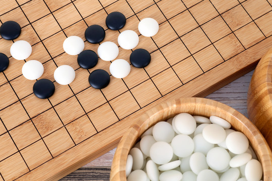 棋盘上的棋子和装满棋子的木盒