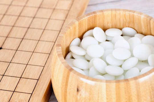 棋盘旁的一盒棋子