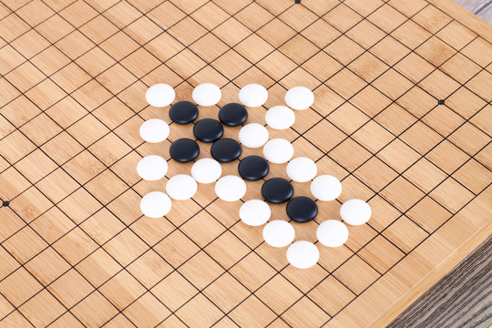 黑白棋子棋盘上组成的箭头符号