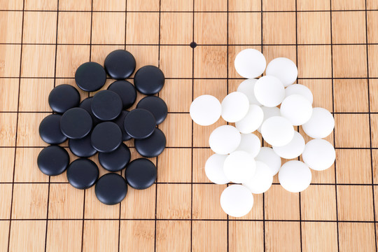 一堆黑白围棋子棋子