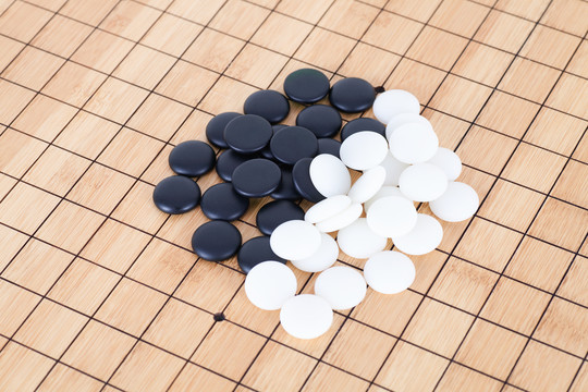 一堆黑白围棋子棋子