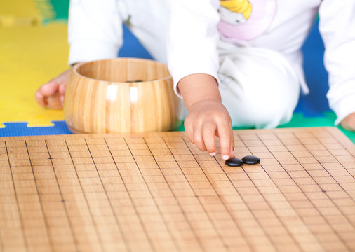 下围棋的小女孩