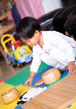 玩围棋棋子的小女孩