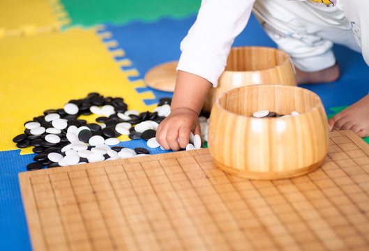 玩围棋棋子的小女孩