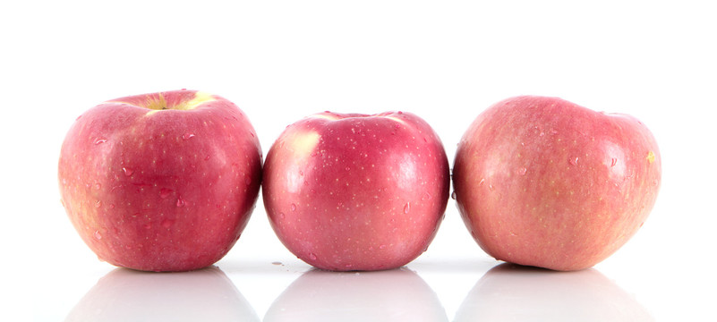 白背景上三个红苹果