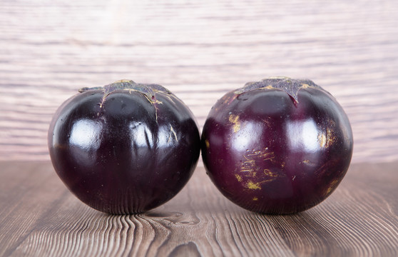 桌子上两个紫茄子