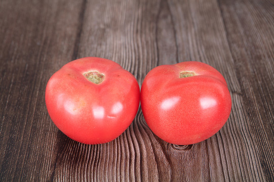 两个新鲜西红柿