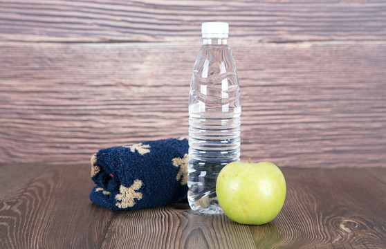 毛巾和一杯水及一个青苹果