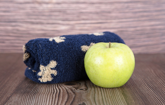 毛巾和一个青苹果