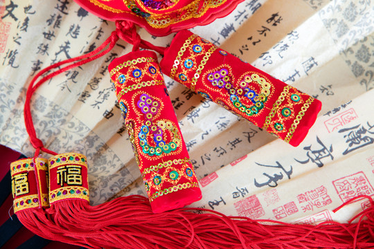 中国纸扇和上面的传统装饰品