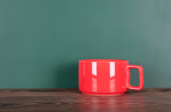 黑板前的红色咖啡杯