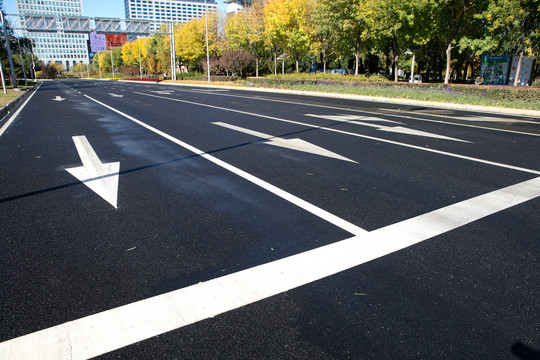 公路地面以及上面的标线