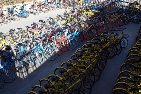 大量排列整齐的共享单车