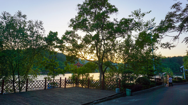 龙湖公园亭子