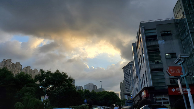 台风烟花来临前的天空