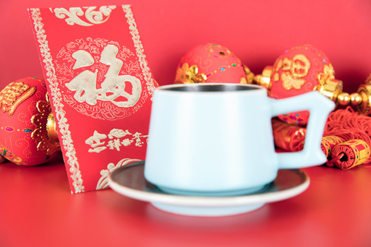 春节气氛背景里的一杯茶和红包