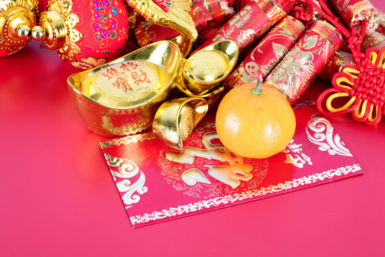 新年的装饰品和红包及橘子