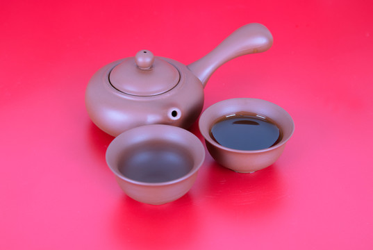 红背景上的茶壶和茶具
