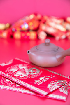 红背景上的紫砂茶具和新年红包