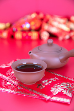 红背景上的紫砂茶具和新年红包