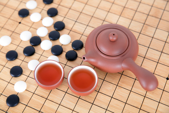 棋盘上的围棋和喝茶的茶具