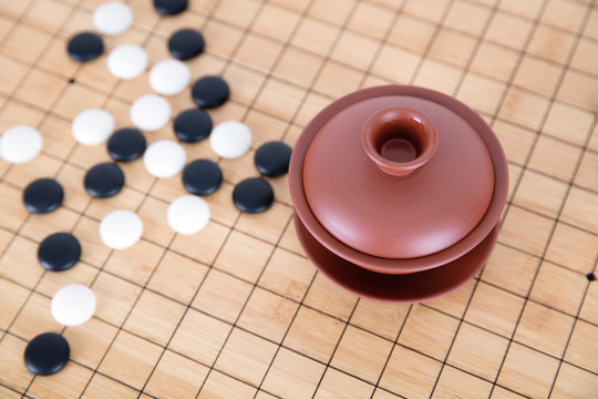 棋盘上的围棋和盖碗茶