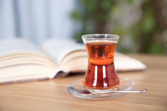 一杯土耳其红茶和翻开的书