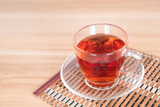 竹垫子上一杯红茶