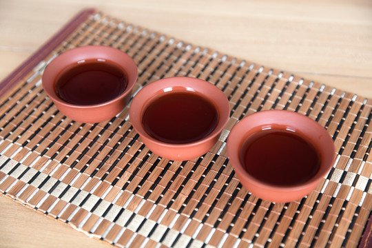 一排三碗红茶
