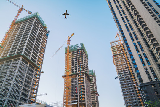 武汉建造中的城市建筑和航空交通