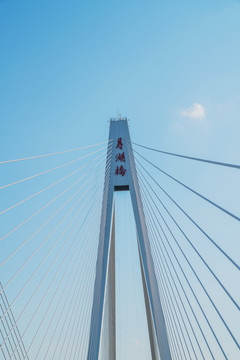 仰拍武汉月湖大桥的局部特写细节