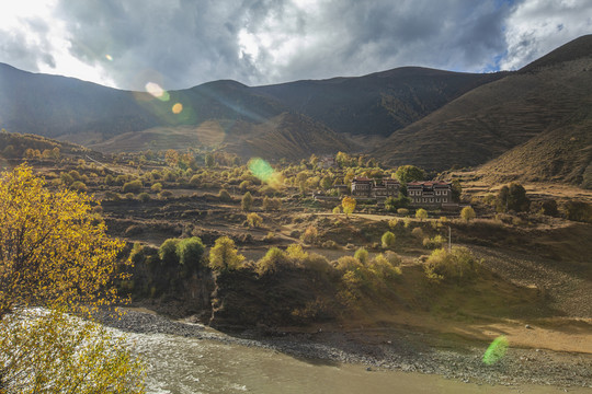 山脉秋色河流藏族民居
