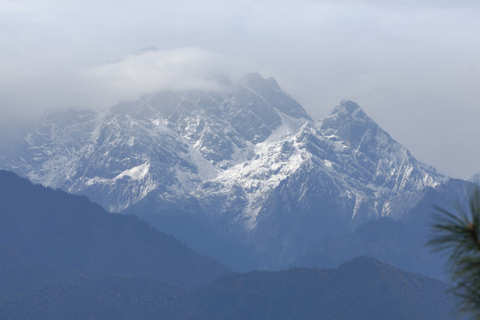 云雾缭绕的贡嘎雪山