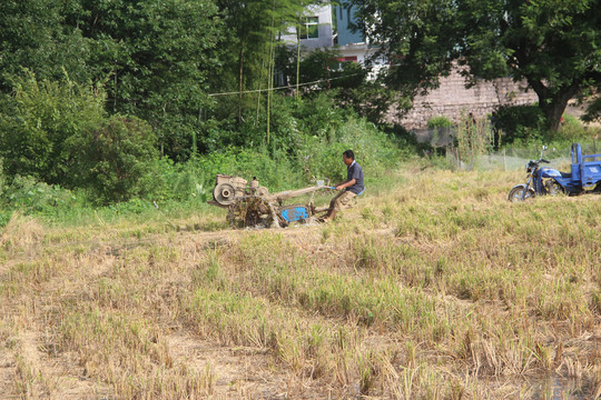 农机打田