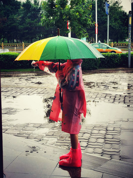 雨中戏水的女童